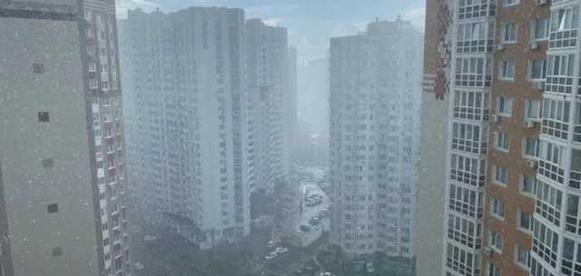 В Киеве на Осокорках выпал сильнейший град