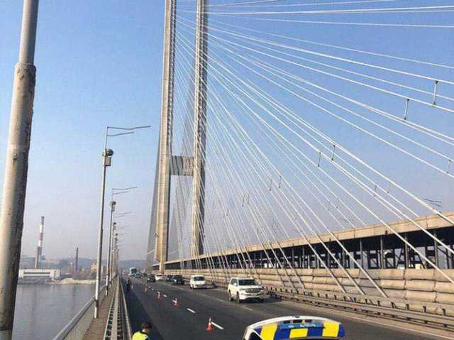 В Киеве двое мужчин пытались спрыгнуть с Южного моста