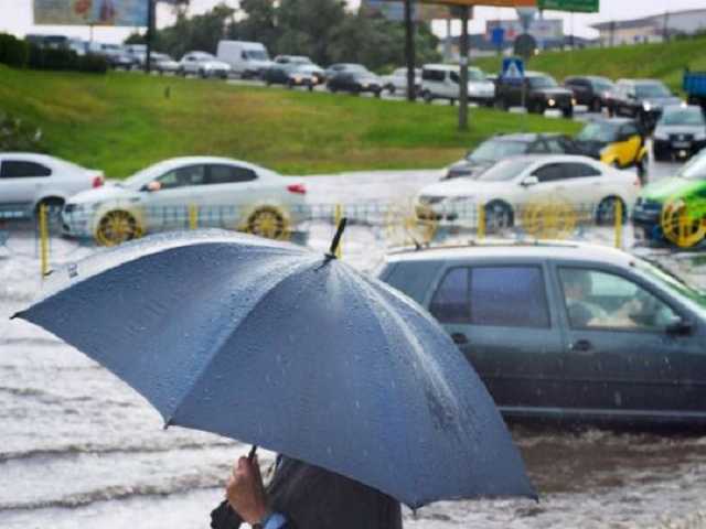 «Адский» ливень оставил без асфальта: в Изюме потоки воды смыли дорожное покрытие