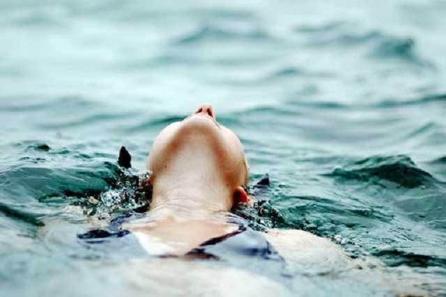 В Киеве спасатели достали из озера тело женщины