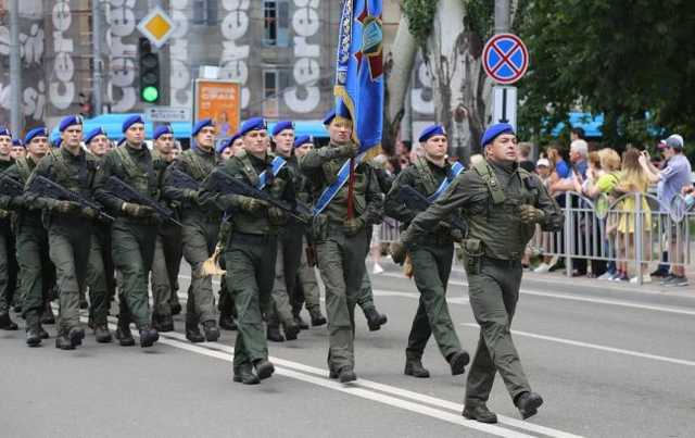 В Мариуполе прошел военный парад, приуроченный к седьмой годовщине освобождения города