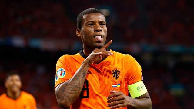 Нидерланды открыли счет в матче с Украиной