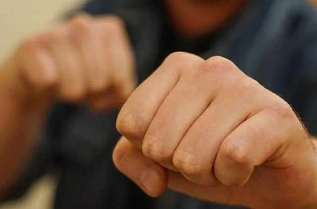 Неизвестный затеял драку и угрожал компании отдыхающих в Киеве