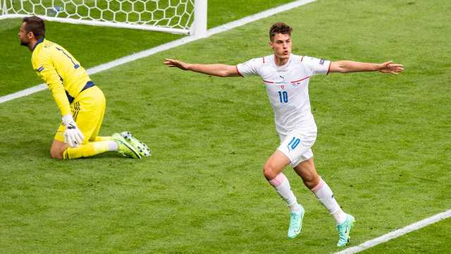 Космический дубль Патрика Шика принес Чехии зрелищную победу над Шотландией