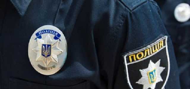 В Киеве полицейский выбил телефон из рук в ответ на просьбу показать документы