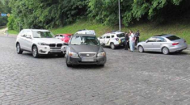 Выхватил нож и пробил колесо: в конфликт водителей в центре Киева вмешались полицейские