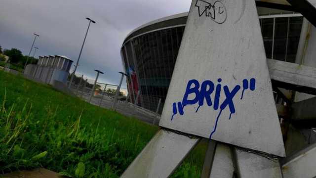 «Все продолжает разрушаться»: дончане показали, как уничтожается парковая зона вокруг «Донбасс Арены»