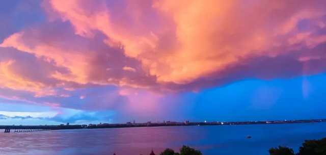 В Днепре после проливных дождей небо окрасилось в розово-малиновый цвет
