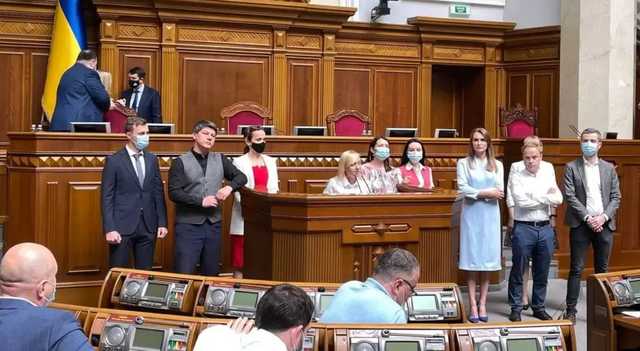 Половина фракции «Голос» выразила недоверие ее главе и хочет исключить лидера партии