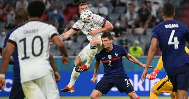 Еще один футболист потерял сознание во время матча Евро-2020