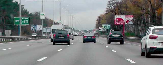 В Киеве на Гидропарке девушка улеглась отдохнуть прямо посреди дороги