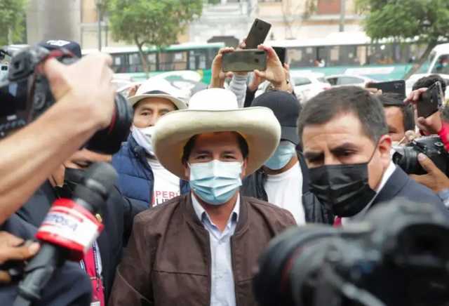 В Перу выбрали президентом учителя начальной школы