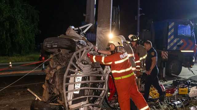В Днепре на набережной машина перевернулась и влетела в столб: видео момента аварии