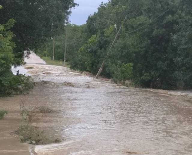 В Крыму после мощного ливня улицы превратились в реки, "тонули" авто