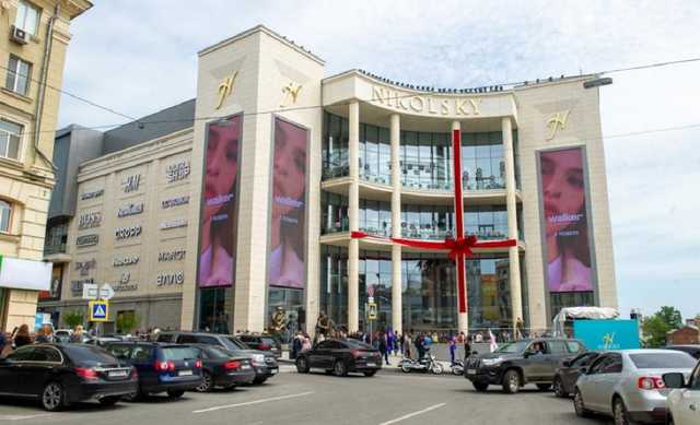 В Харькове парень пытался спрыгнуть с балкона ТРЦ из-за неразделенной любви