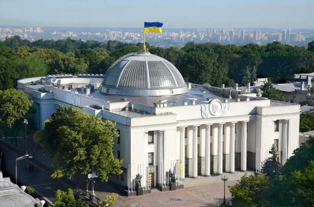 Рада ухвалила спірний законопроект про Нацраду, який заблокував парламент і викликав сутичку
