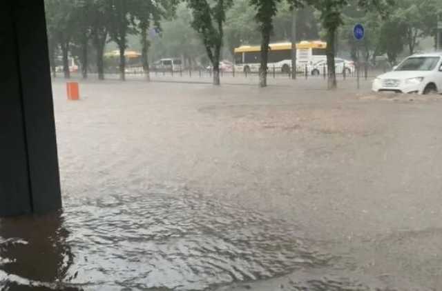 Мощный ливень затопил улицы Мариуполя: в воде квартиры и подъезды