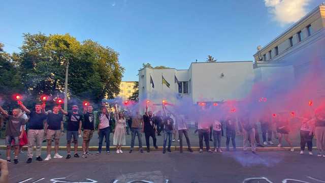 Файеры и возгласы "Аваков – черт": в МВД прошла акция ко дню рождения Гандзюк