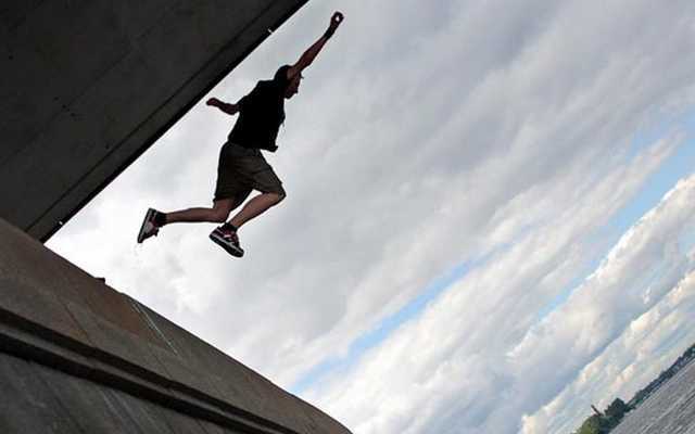 В Киев мужчина сиганул с моста в реку