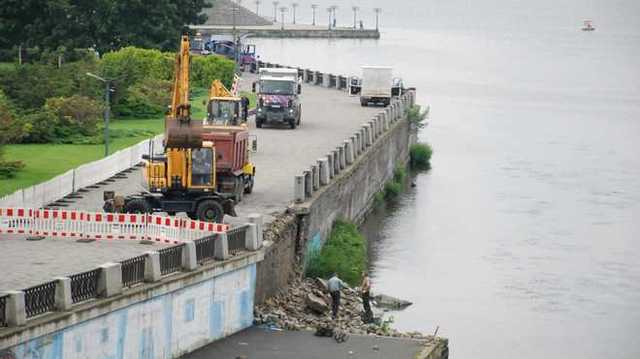 Установили без цемента: в Днепре из-за ливней разрушается набережная