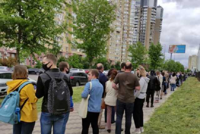 В Украине продолжился ажиотаж с вакцинацией от COVID-19