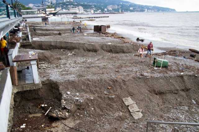 В Ялте из-за наводнения смыло пляжи, город остался без воды