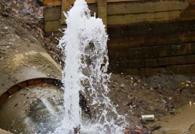 В Киеве посреди дороги прорвало трубу: проезд затруднен