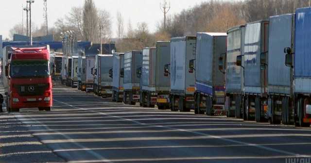 Киев ограничивает въезд фур: названа дата и причина