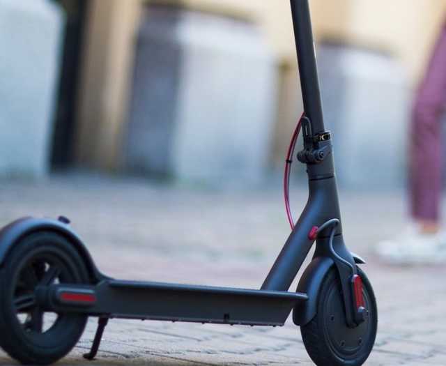 У Києві "камікадзе" на самокаті виїхав на жваве перехрестя на червоне світло