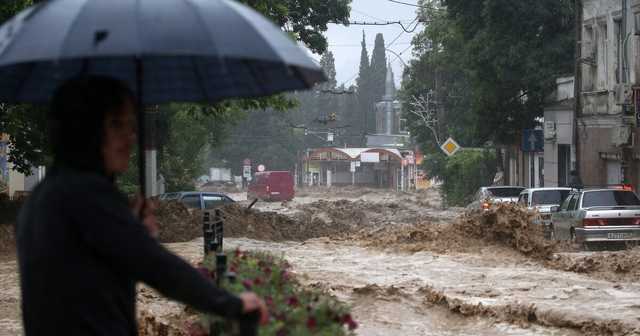 Потоп в Крыму: с полуострова массово уезжают туристы