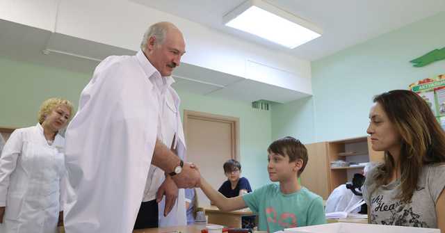 Лукашенко – ребенку: я глюкоза, вот вырастешь, я тебя буду лечить