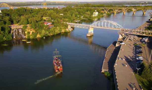 Днепр в Киеве внезапно изменил цвет