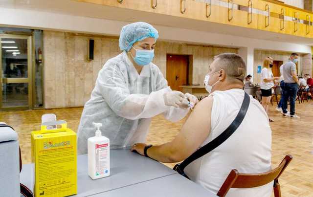 Или отпуск, или прививка: как украинцев принуждают к вакцинации