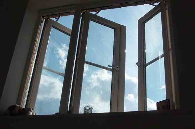 Молодая женщина выпала из окна 20 этажа на Подоле в Киеве