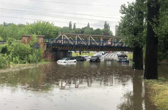 В Польше мощный ураган повредил дома и заблокировал движение
