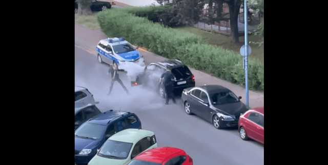 Ездил по тротуару и отбивался огнетушителем: в Польше задержали буйного украинца