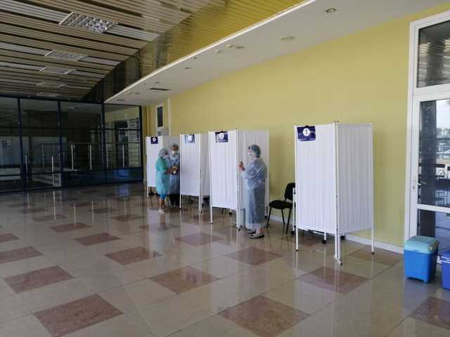 Шмыгаль поручил открыть центры массовой вакцинации от коронавируса в каждом райцентре