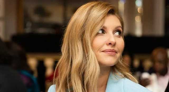 Елена Зеленская появилась на публике в трендовом костюме изумрудного цвета