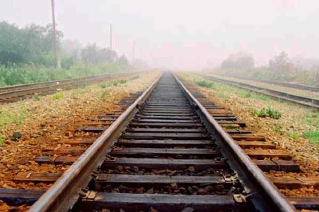 В Запорожье хулиганы забросали камнями электровоз и травмировали машиниста