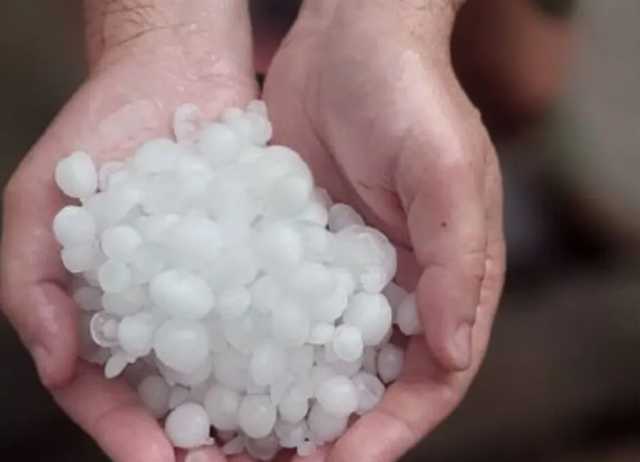 На Херсон обрушился мощный ливень с градом, повреждены авто