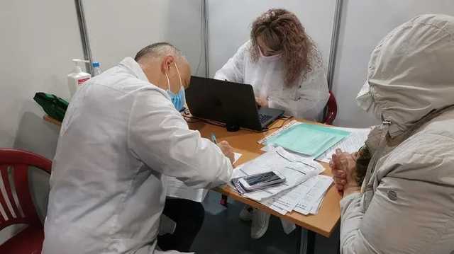 В Украине открыли уже 130 центров массовой вакцинации. Полный список адресов