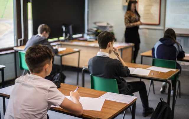 МОН запускает горячую линию для поступающих: когда она заработает