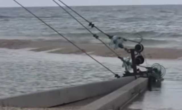 В Кирилловке рухнул в воду электрический столб, а люди продолжают купаться