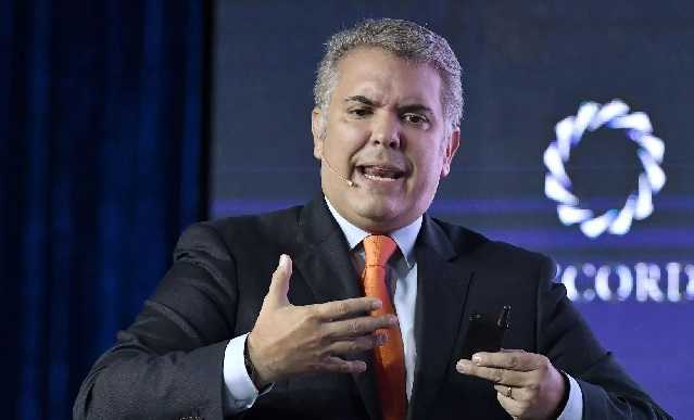 В Колумбии обстреляли вертолет с президентом на борту: момент попал на видео