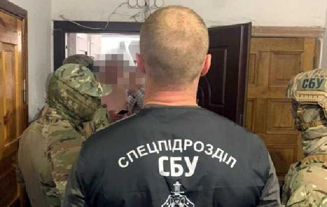 СБУ знешкодила банду, до якої входили поліцейські. Вони вимагали гроші та катували затриманих
