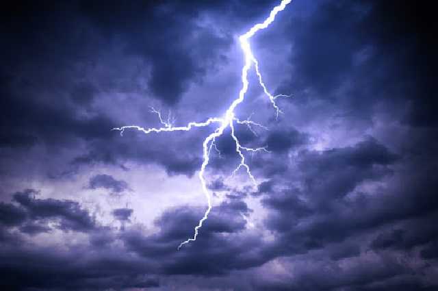 Под Киевом из-за удара молнии загорелся дом