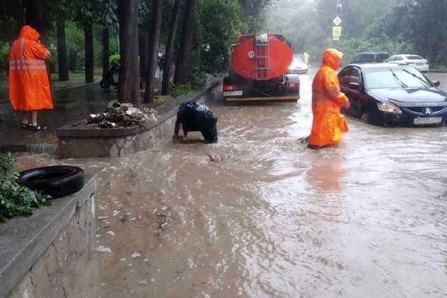 Советуют не выходить в море: в Крыму объявили штормовое предупреждение