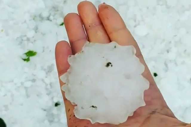 Киевщину накрыло гигантским градом, который побил авто