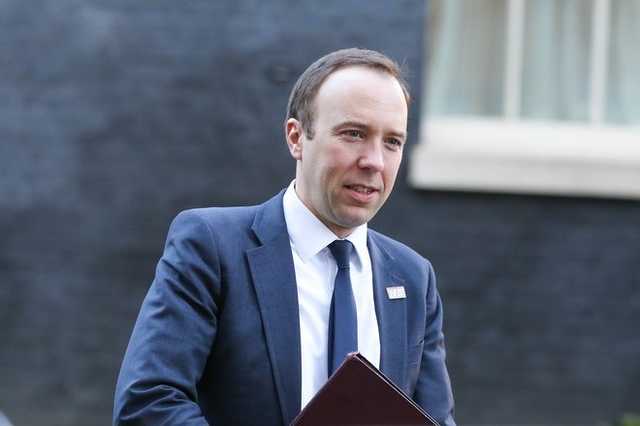 Скандал в Британии: глава Минздрава нарушил карантин, изменив жене на работе