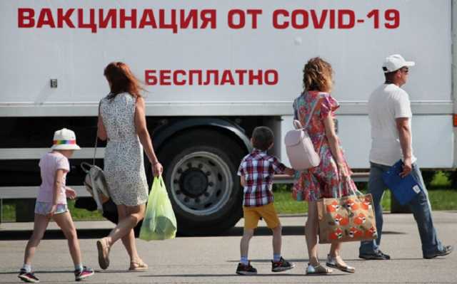 В России в разгар новой волны грянул дефицит вакцин: регионы приостанавливают вакцинацию